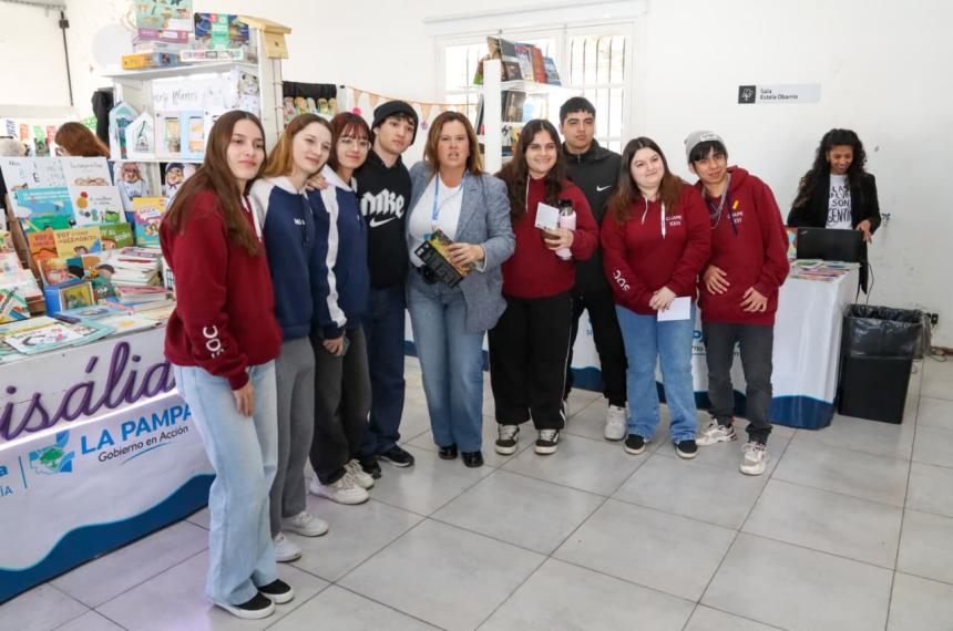 La intendenta visitó los stands de la Feria del Libro Infantil y Juvenil