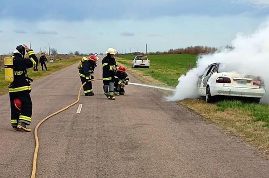 Dos dotaciones de bomberos combatieron las llamas
