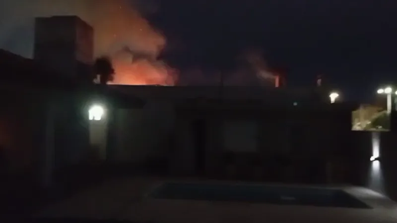 Principio de incendio en el patio de una vivienda movilizó a los bomberos