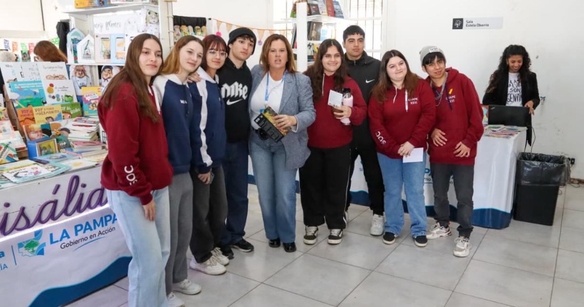 La intendenta visitó los stands de la Feria del Libro Infantil y Juvenil
