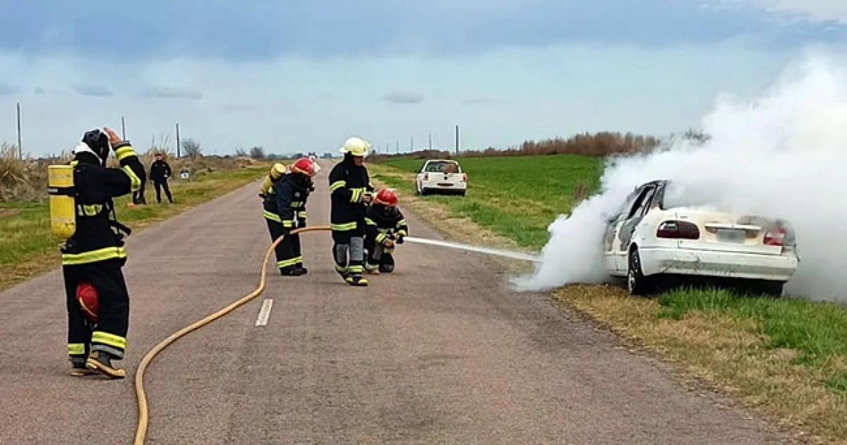 Dos dotaciones de bomberos combatieron las llamas