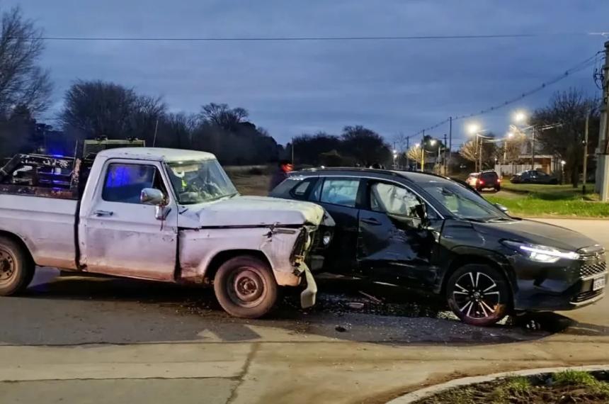 Una Ford F100 y Un Toyota protagonizaron un fuerte choque en el cruce de Felice y Azurduy