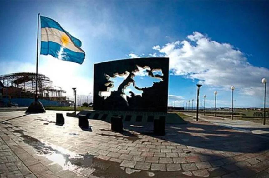 El intendente de Punta Arenas Claudio Radonich confirmó al matutino El Mercurio que la Corporación de Desarrollo de las Malvinas concretó un entendimiento comercial con la empresa de navegación chilena Eastern Island