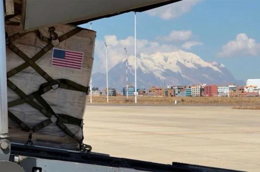 El acto formal de transferencia estuvo encabezado por la ministra consejera de la Embajada estadounidense Amanda Porter quien le entregó los insumos al ministro de Defensa de Bolivia Ernesto Justiniano