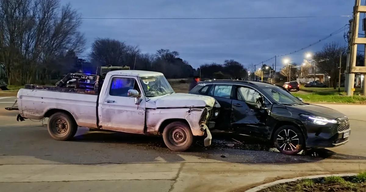 Una Ford F100 y Un Toyota protagonizaron un fuerte choque en el cruce de Felice y Azurduy