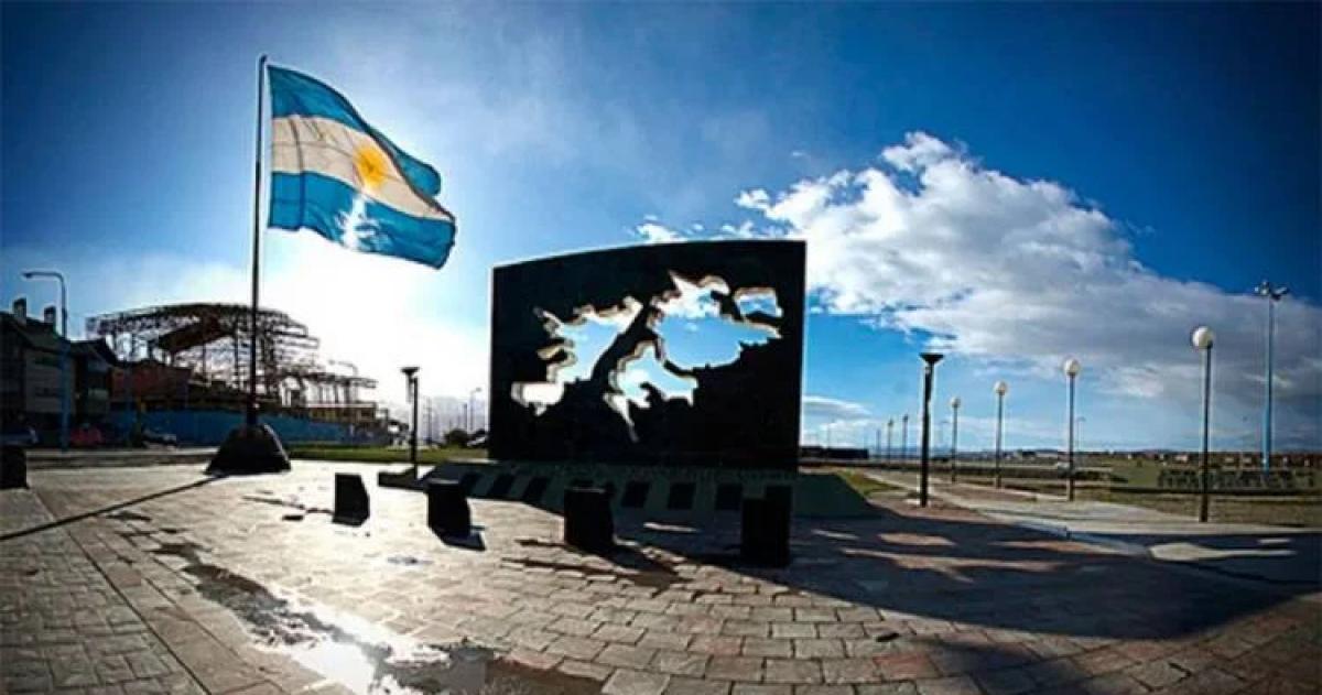 El intendente de Punta Arenas Claudio Radonich confirmó al matutino El Mercurio que la Corporación de Desarrollo de las Malvinas concretó un entendimiento comercial con la empresa de navegación chilena Eastern Island
