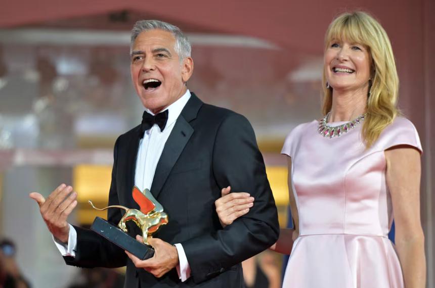George Clooney posa este miércoles con el premio a la trayectoria que le entregó Laura Dern en el comienzo del Festival de Cine de Venecia