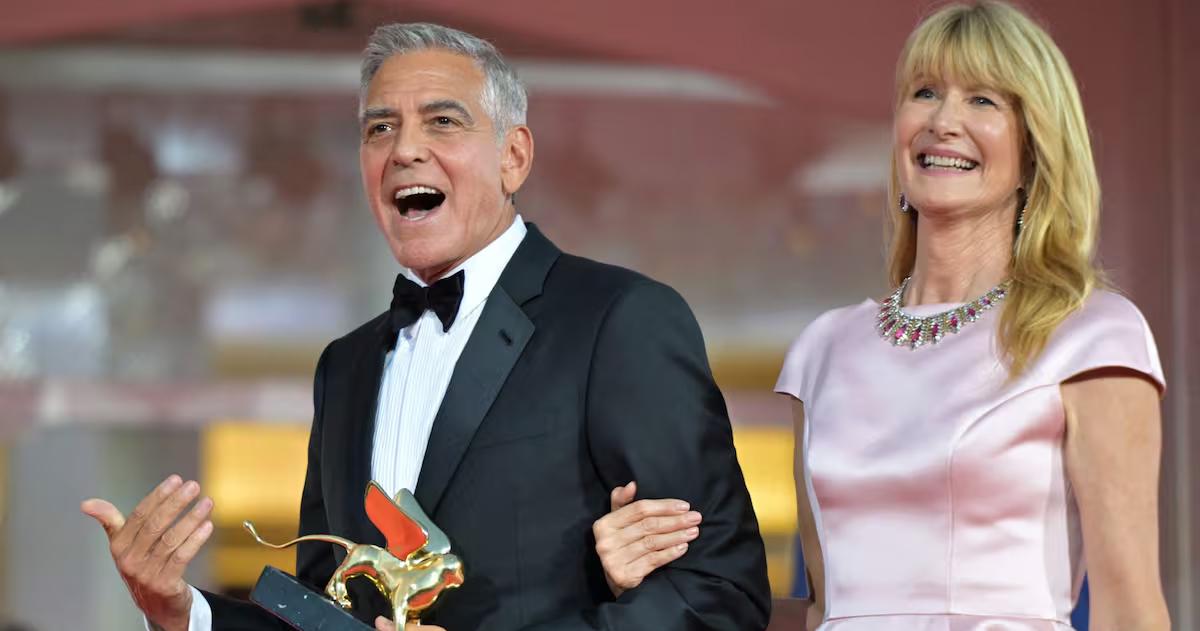 George Clooney posa este miércoles con el premio a la trayectoria que le entregó Laura Dern en el comienzo del Festival de Cine de Venecia