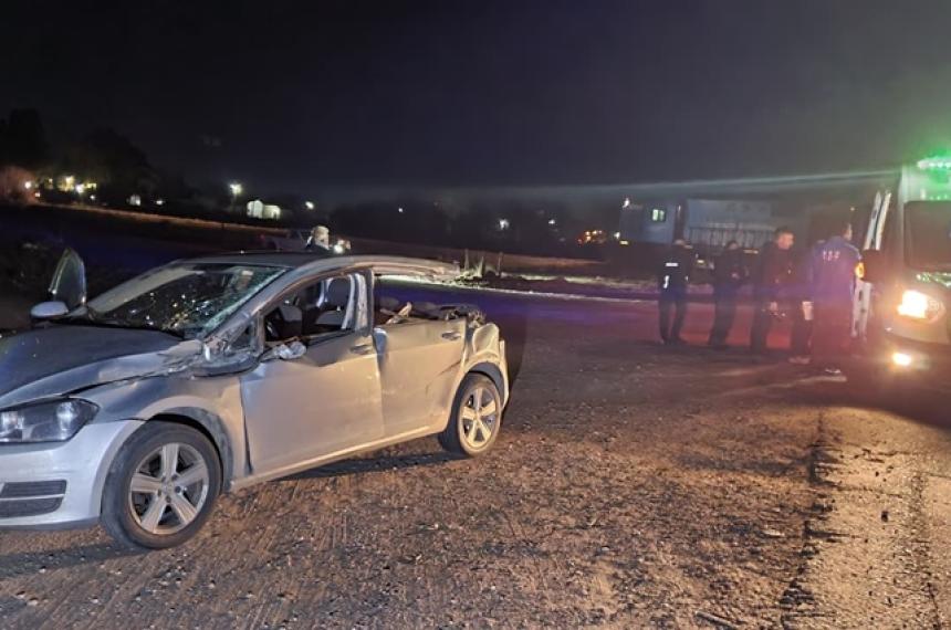 El auto sufrió serios daños por la colisión con el tren