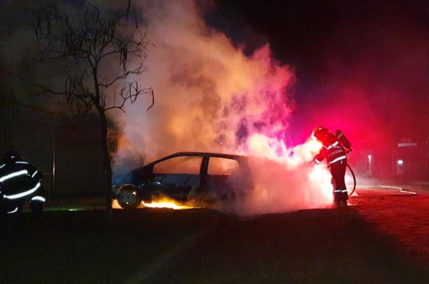 Bomberos intervinieron en ambos incendios donde las pérdidas fueron totales