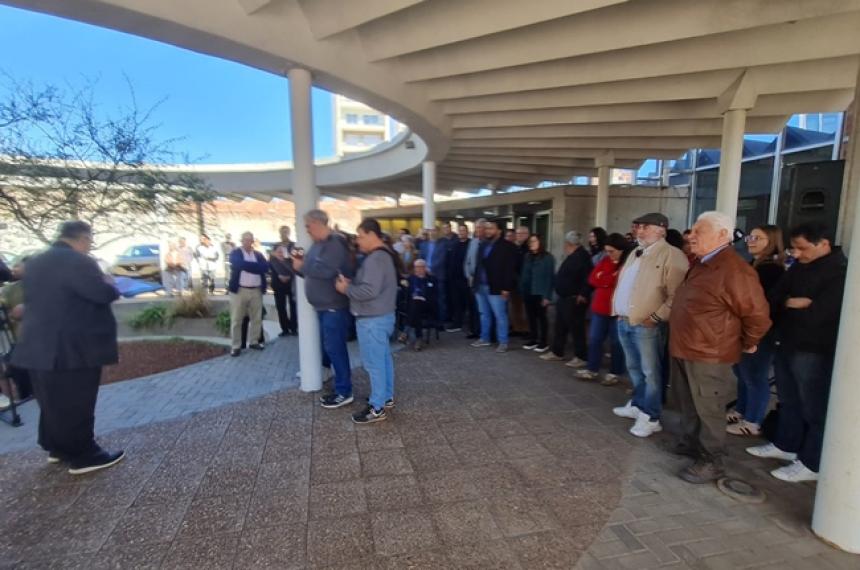 Durante el acto se colocó una placa en el exterior del edificio del Concejo Deliberante