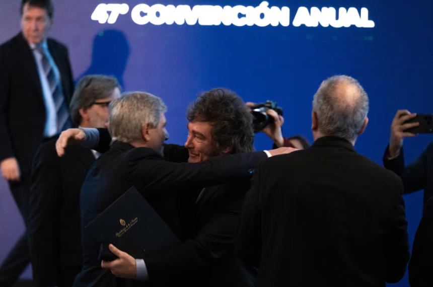 El presidente Javier Milei abraza al ministro de Economía Luis Caputo durante la 47° Convención Anual del Instituto Argentino de Ejecutivos de Finanzas en Puerto Iguaz� Misiones