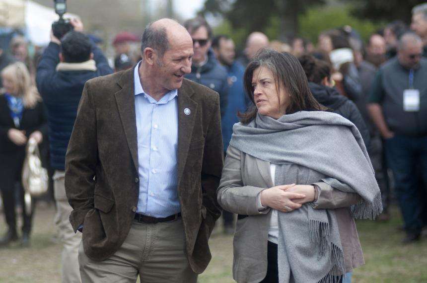 El presidente de la Sociedad Rural de Pico Carlos Matilla y la ministra Fernanda Gonz�lez