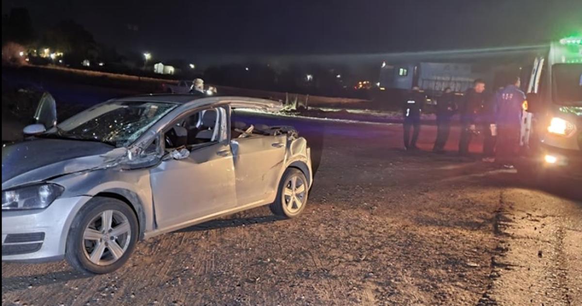 El auto sufrió serios daños por la colisión con el tren