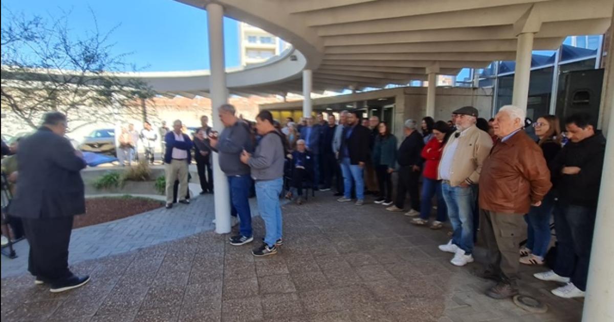 Durante el acto se colocó una placa en el exterior del edificio del Concejo Deliberante