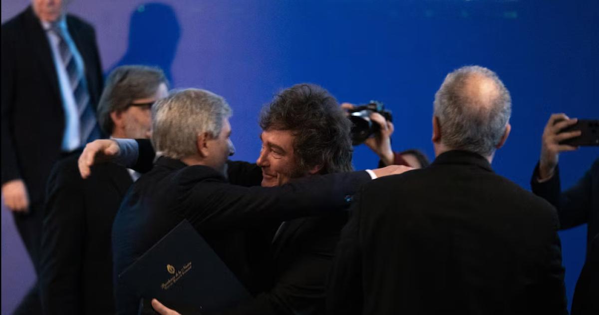 El presidente Javier Milei abraza al ministro de Economía Luis Caputo durante la 47° Convención Anual del Instituto Argentino de Ejecutivos de Finanzas en Puerto Iguaz� Misiones