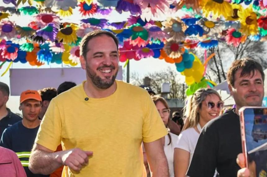 El intendente di N�poli durante el acto político en Villa Parque