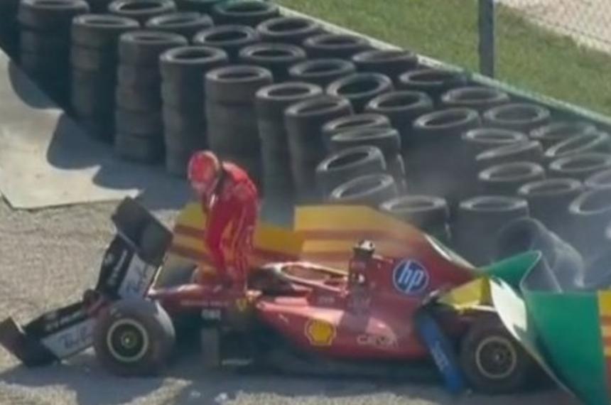 El piloto Charles Leclerc saliendo de su Ferrari destrozado