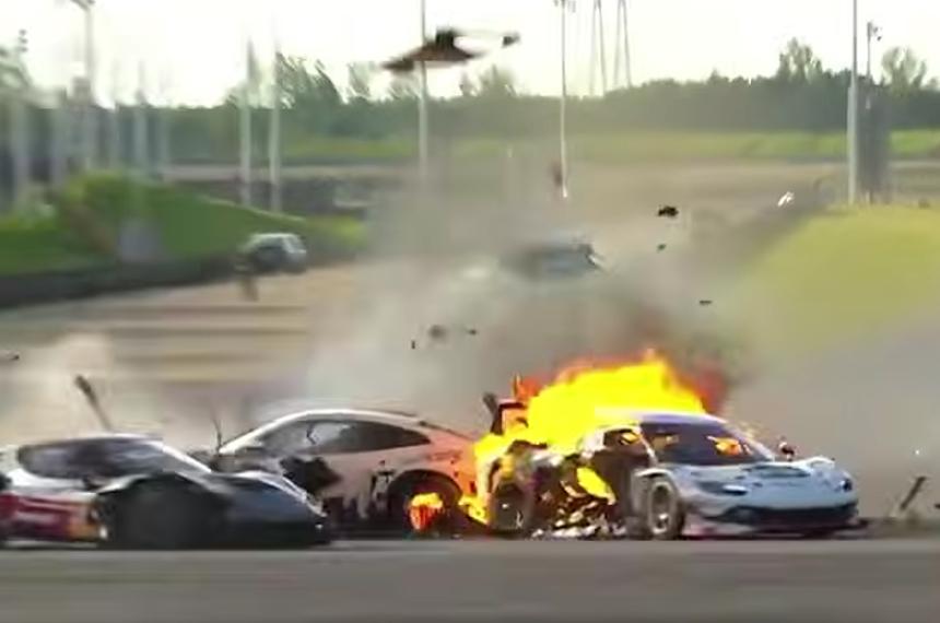 El tremendo impacto que terminó con el auto en llamas