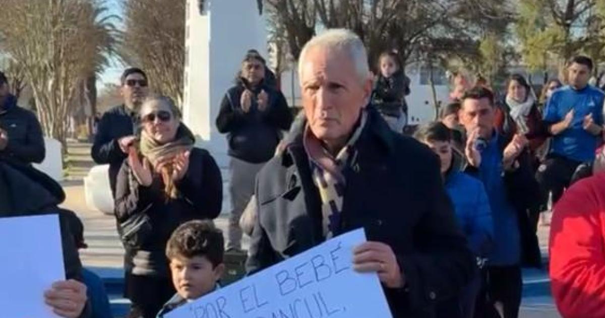  Tierno mutó de golpe en un vecino autoconvocado pancarta en mano