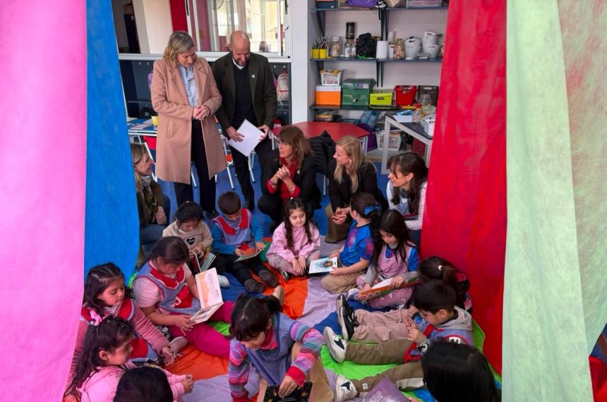 Los nenes y las nenas del JIN N� 31 Anexo Escuela N� 201 junto a sus docentes fueron los primeros en disfrutar del material