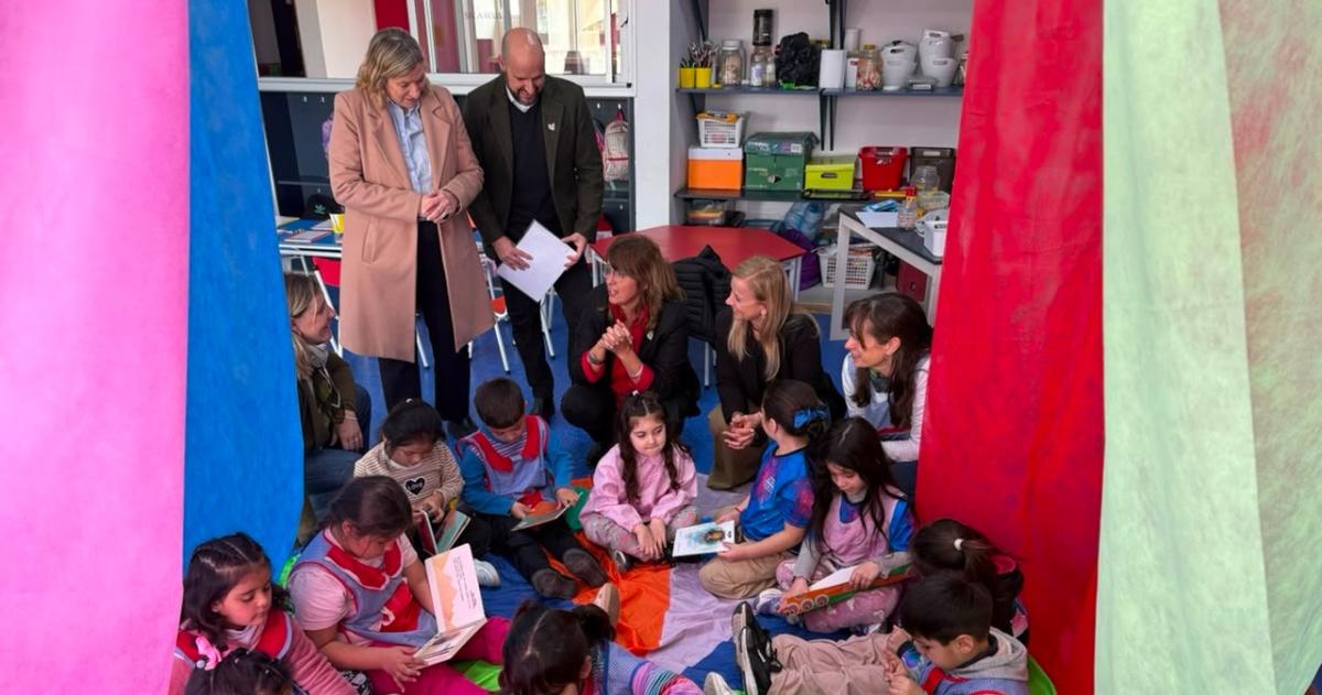 Los nenes y las nenas del JIN N� 31 Anexo Escuela N� 201 junto a sus docentes fueron los primeros en disfrutar del material