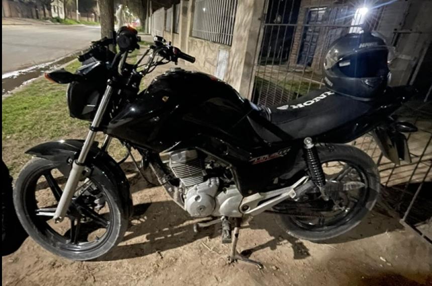 La moto estaba estacionada frente a la vivienda del propietario