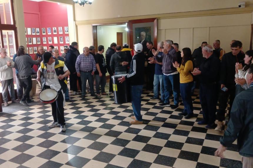 Los taxistas bloquearon la sesión y reclaman ser recibidos por el intendente