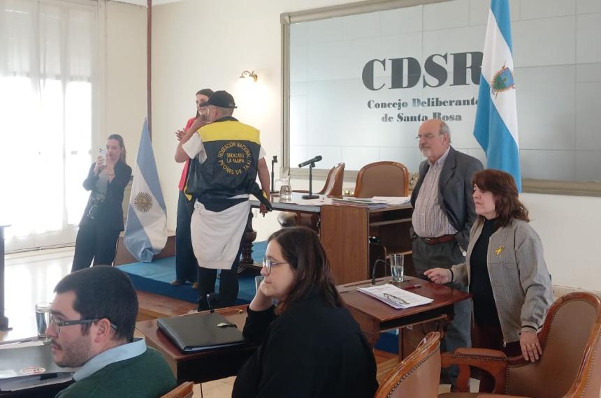 Los taxistas bloquearon la sesión y reclaman ser recibidos por el intendente