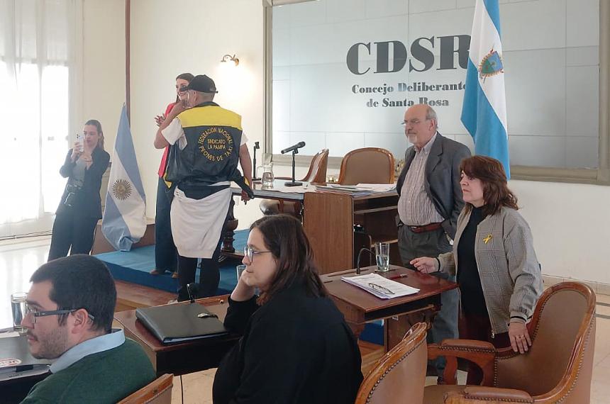 Los taxistas bloquearon la sesión y reclaman ser recibidos por el intendente