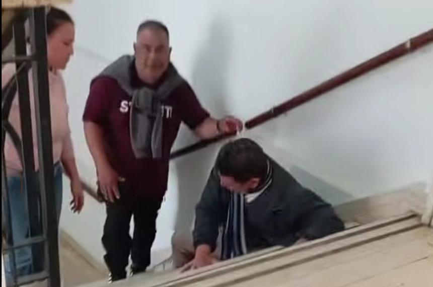 Guille Gatica ante la rotura del ascensor que ya se produjo otras veces
