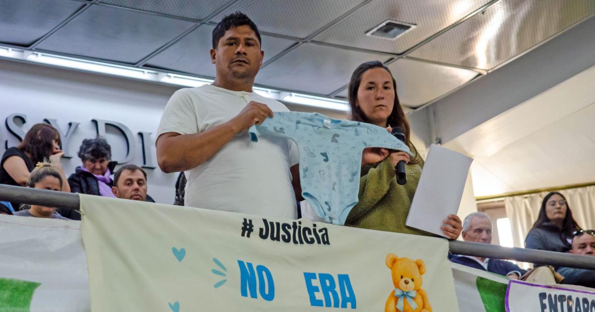 Joaquín Díaz y Ana Laura Pizzani llevaron su reclamo a la sesión de la Legislatura