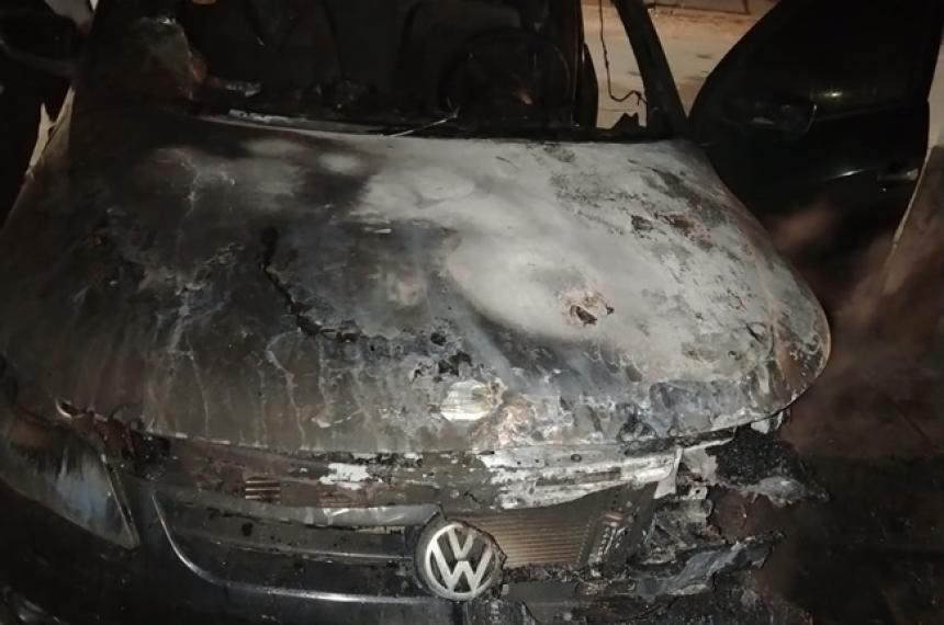 El auto sufrió severos daños por las llamas