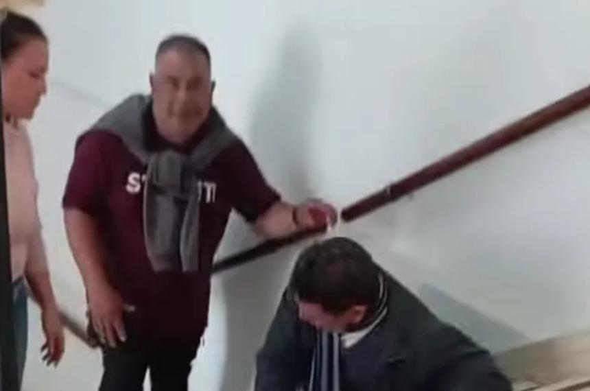 Una persona con discapacidad  tuvo que arrastrarse para llegar al recinto