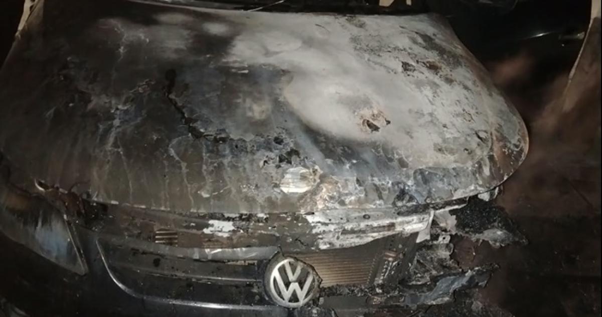 El auto sufrió severos daños por las llamas
