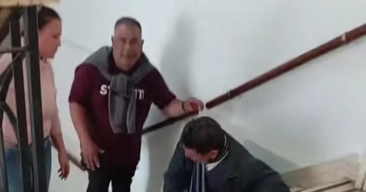Una persona con discapacidad  tuvo que arrastrarse para llegar al recinto