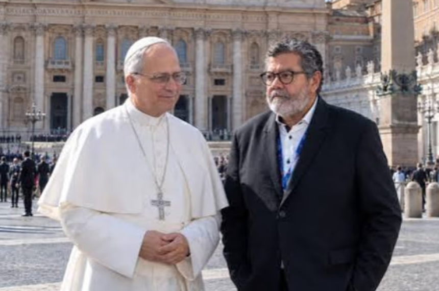 Gerardo Martinez junto al Papa León XIV
