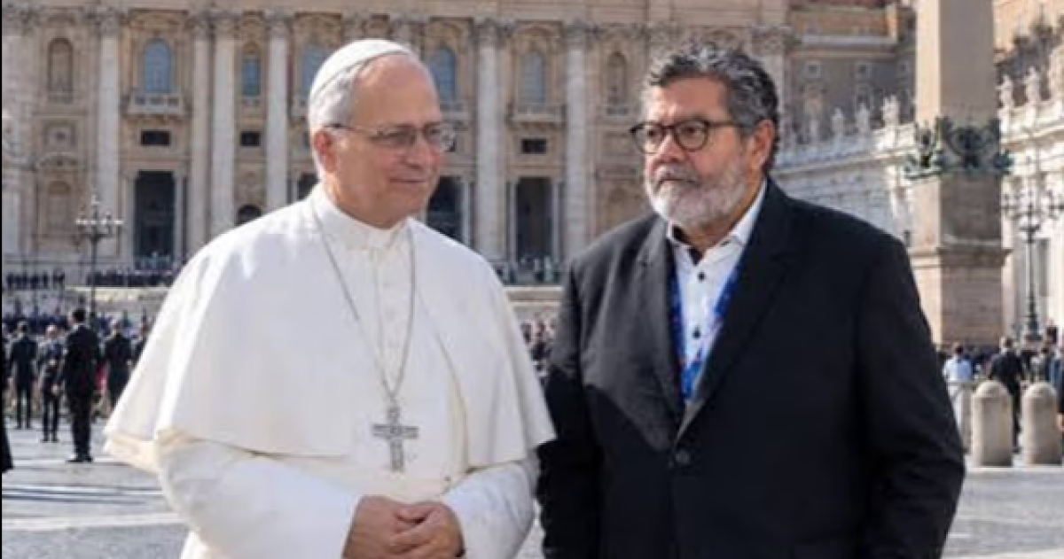 Gerardo Martinez junto al Papa León XIV