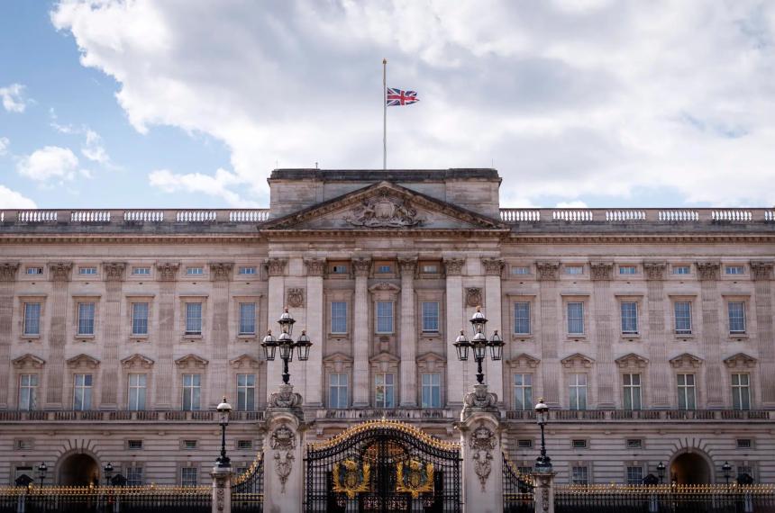 La bandera del Reino Unido ondea a media asta en el Palacio de Buckingham