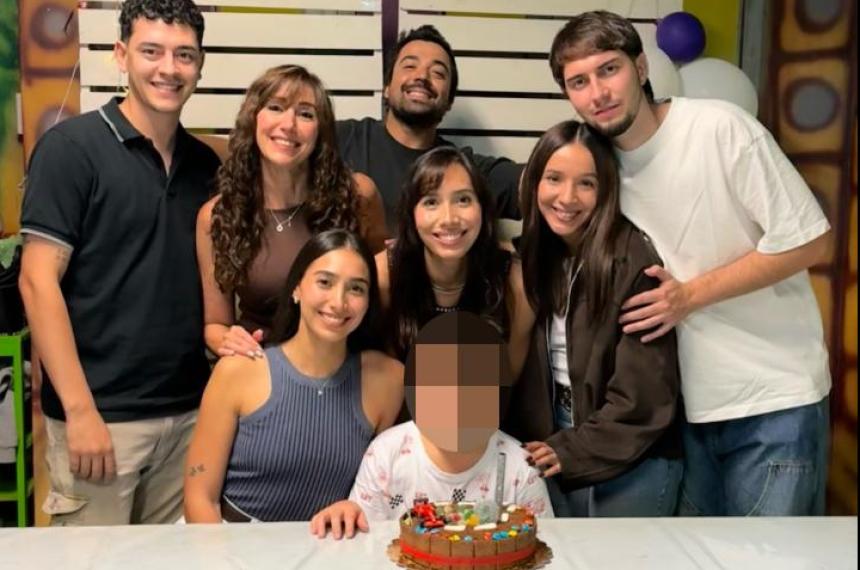 Ciro festejando su cumpleaños con la familia que le dio un hogar