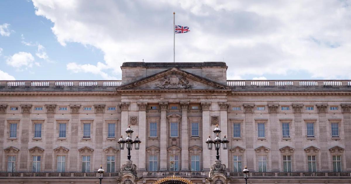 La bandera del Reino Unido ondea a media asta en el Palacio de Buckingham
