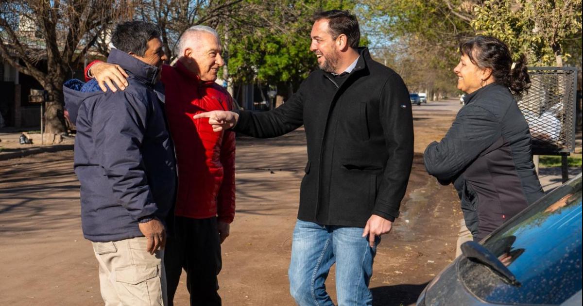 El intendente Luciano di N�poli se mostró en la obra