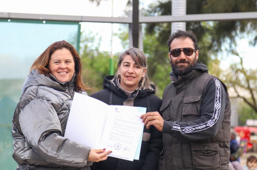 La intendenta Fernanda Alonso visitó la feria el día s�bado y entregó a sus organizadores la declaración de interés municipal