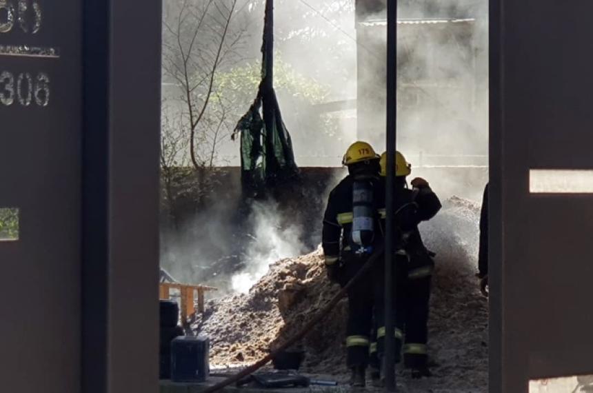 Dos dotaciones de bomberos trabajaron en el lugar