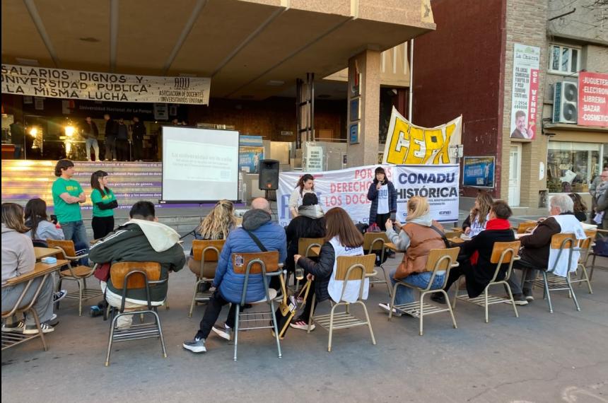 Los docentes dieron clases abiertas y p�blicas manifestando su reclamo