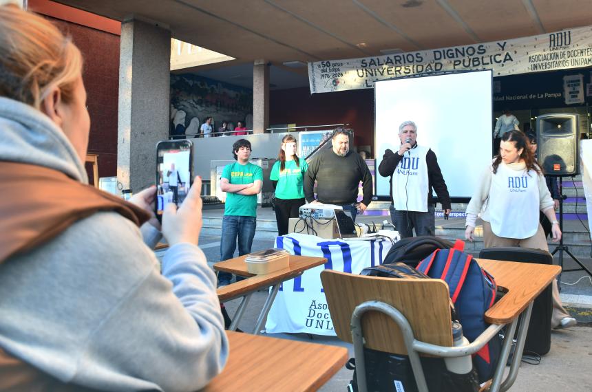 Los docentes dieron clases abiertas y p�blicas manifestando su reclamo