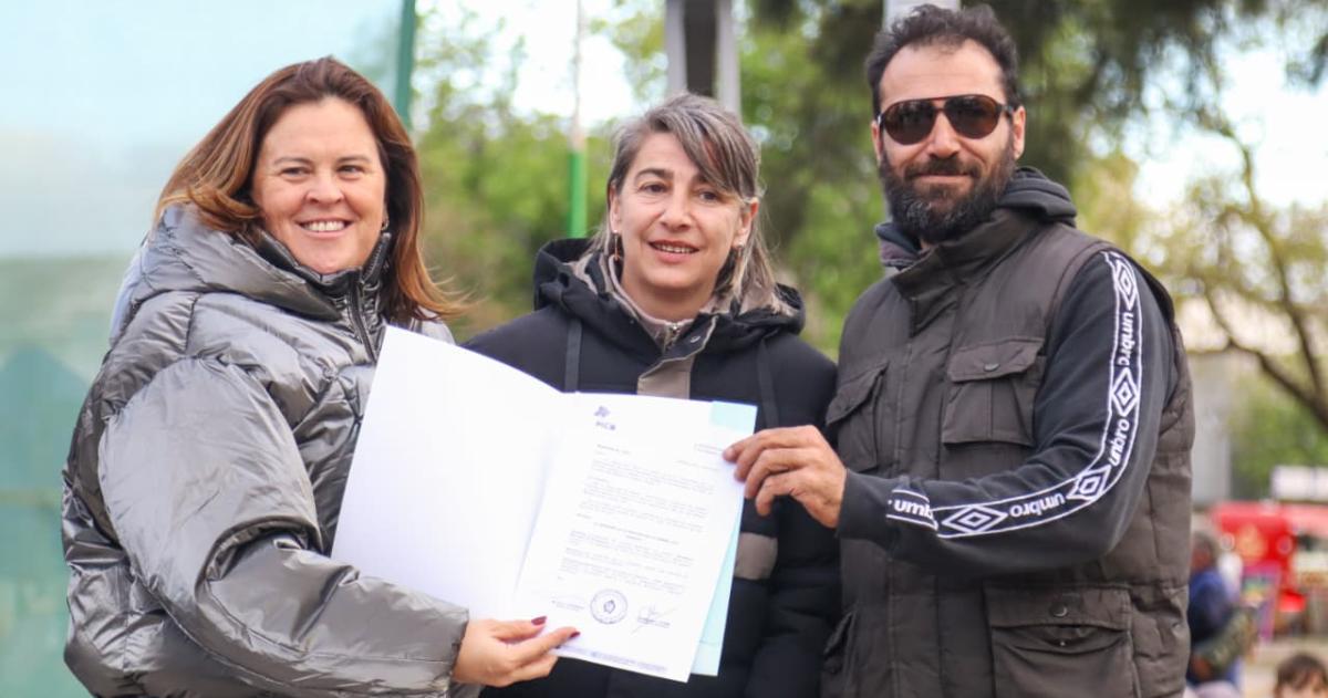 La intendenta Fernanda Alonso visitó la feria el día s�bado y entregó a sus organizadores la declaración de interés municipal