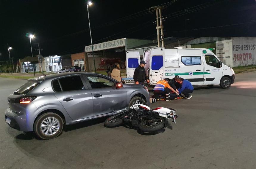 El motociclista fue trasladado al hospital (foto InfoPico)