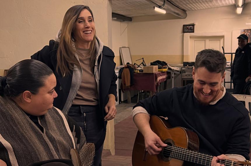 Laura Gómez y León Gamba con Soledad Pastorutti