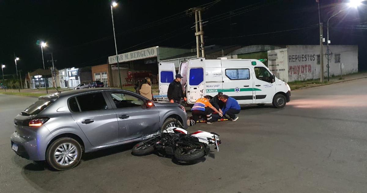 El motociclista fue trasladado al hospital (foto InfoPico)
